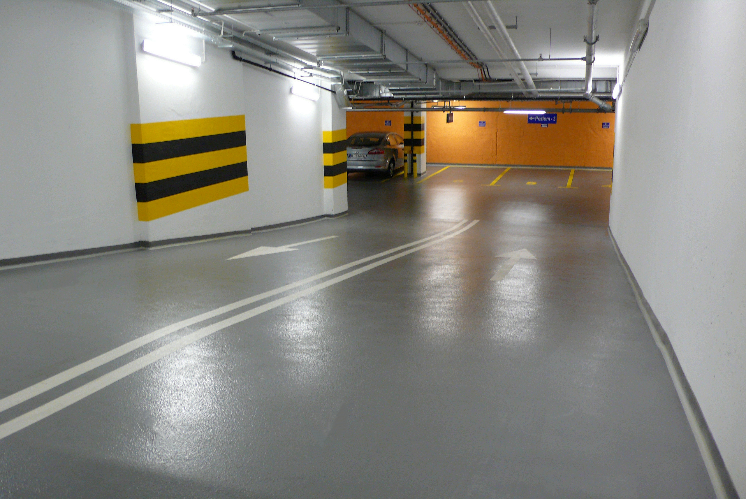 Способы повышения безопасности на паркинге благодаря покрытию  на полу